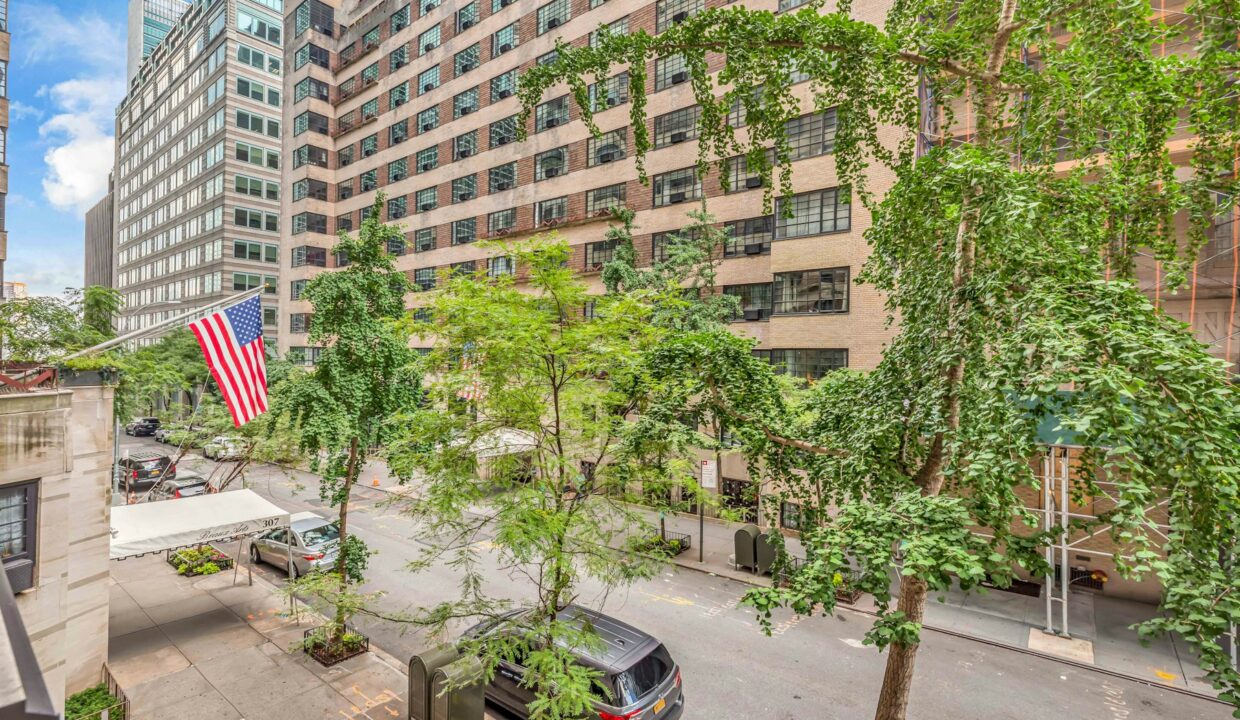 Beaux Arts I - 307 E 44 Apartment 304 — official Brodsky photo